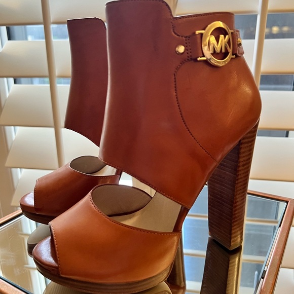 NEW NEVER WORN Michael Kors Open Toe Platform - Picture 1 of 6